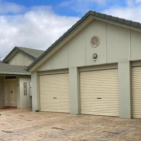 Home Stay -Private Home - Queen Room Private Bathroom Swan Hill Exterior photo