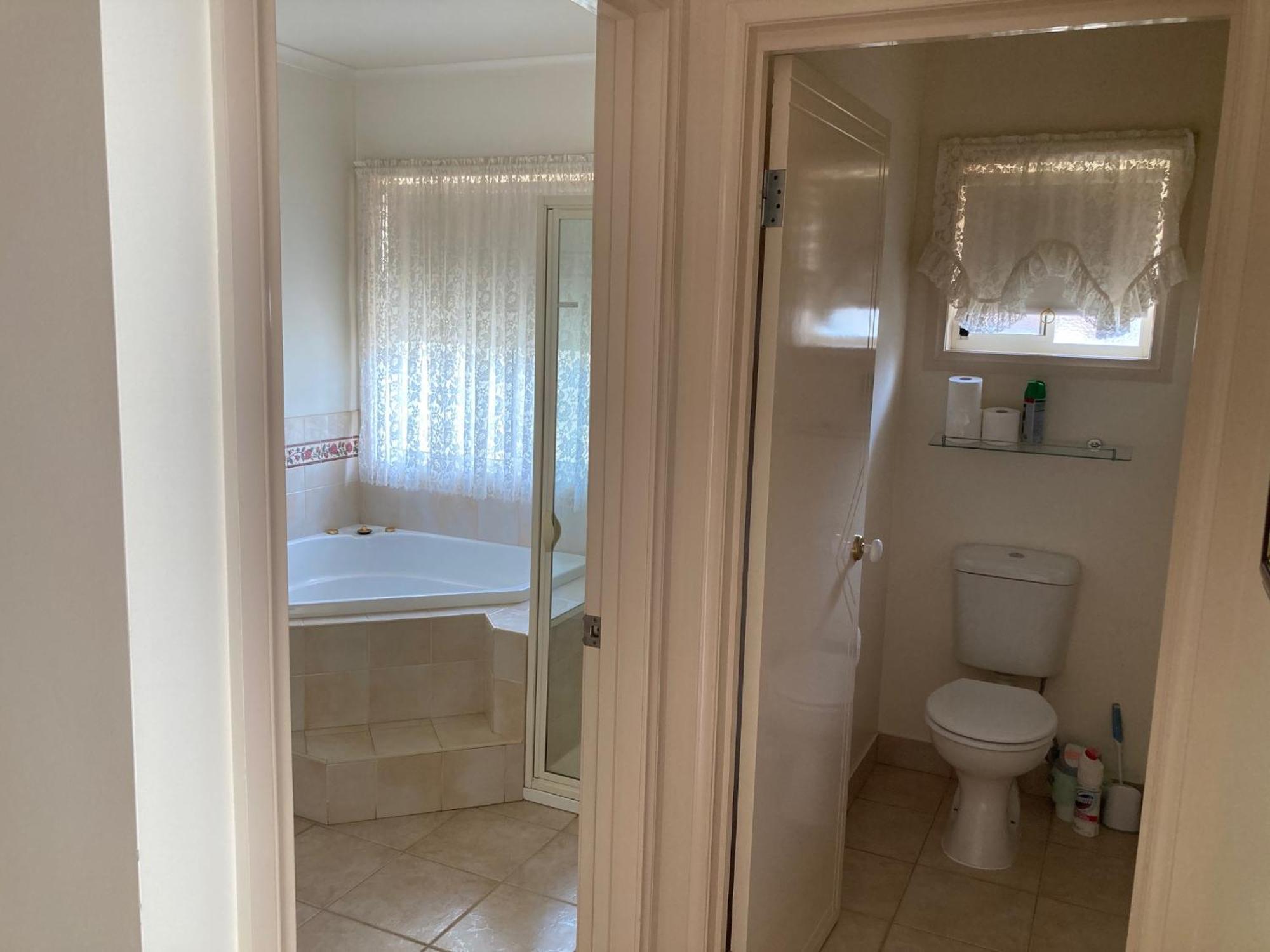 -private - Queen Private Bathroom * Swan Hill